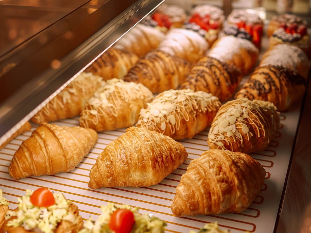 Vitrina de obrador con croissants, hojaldres y bollería recién horneada